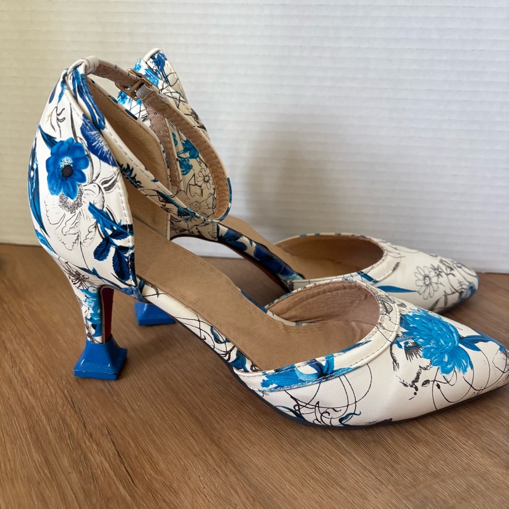 Elegant Blue Floral Women's Heels in Excellent condition.
